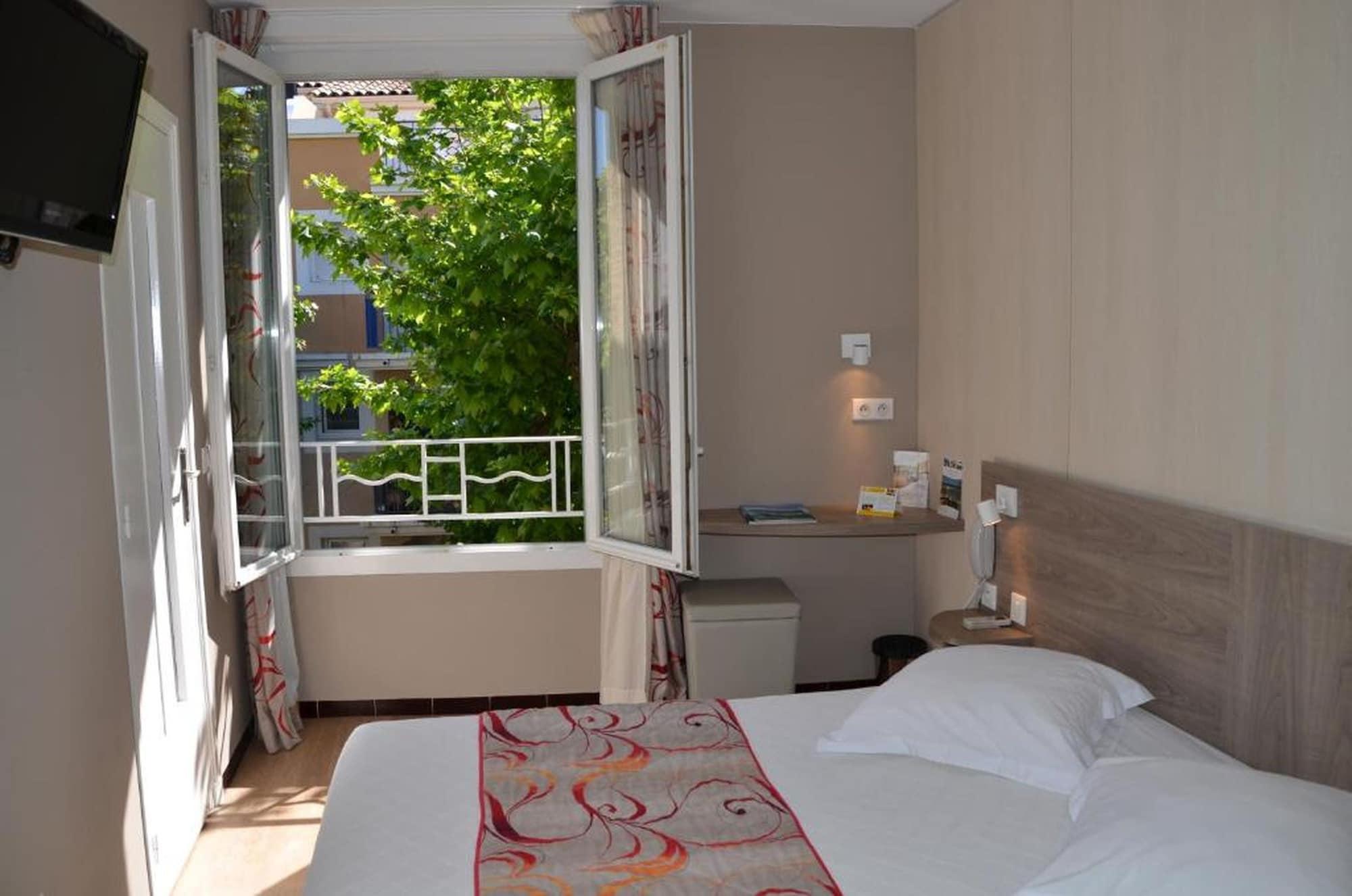 Brit Hotel Confort Le Revest Сен Максим Екстериор снимка