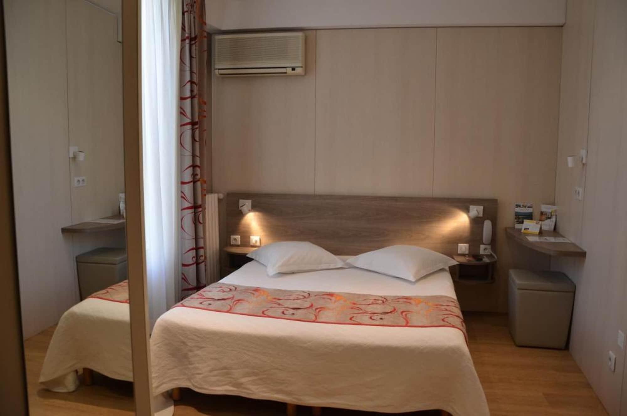 Brit Hotel Confort Le Revest Сен Максим Екстериор снимка