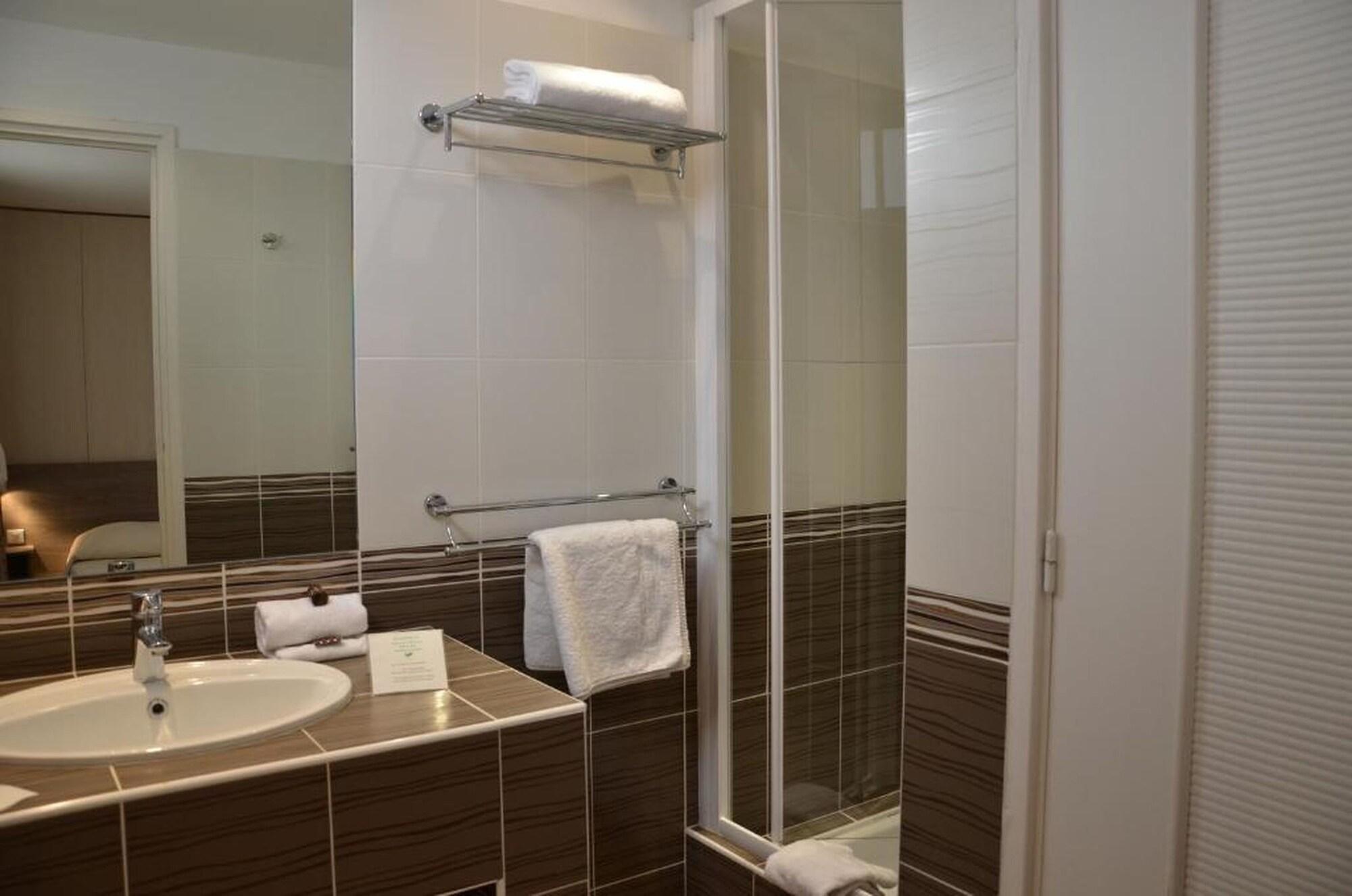 Brit Hotel Confort Le Revest Сен Максим Екстериор снимка
