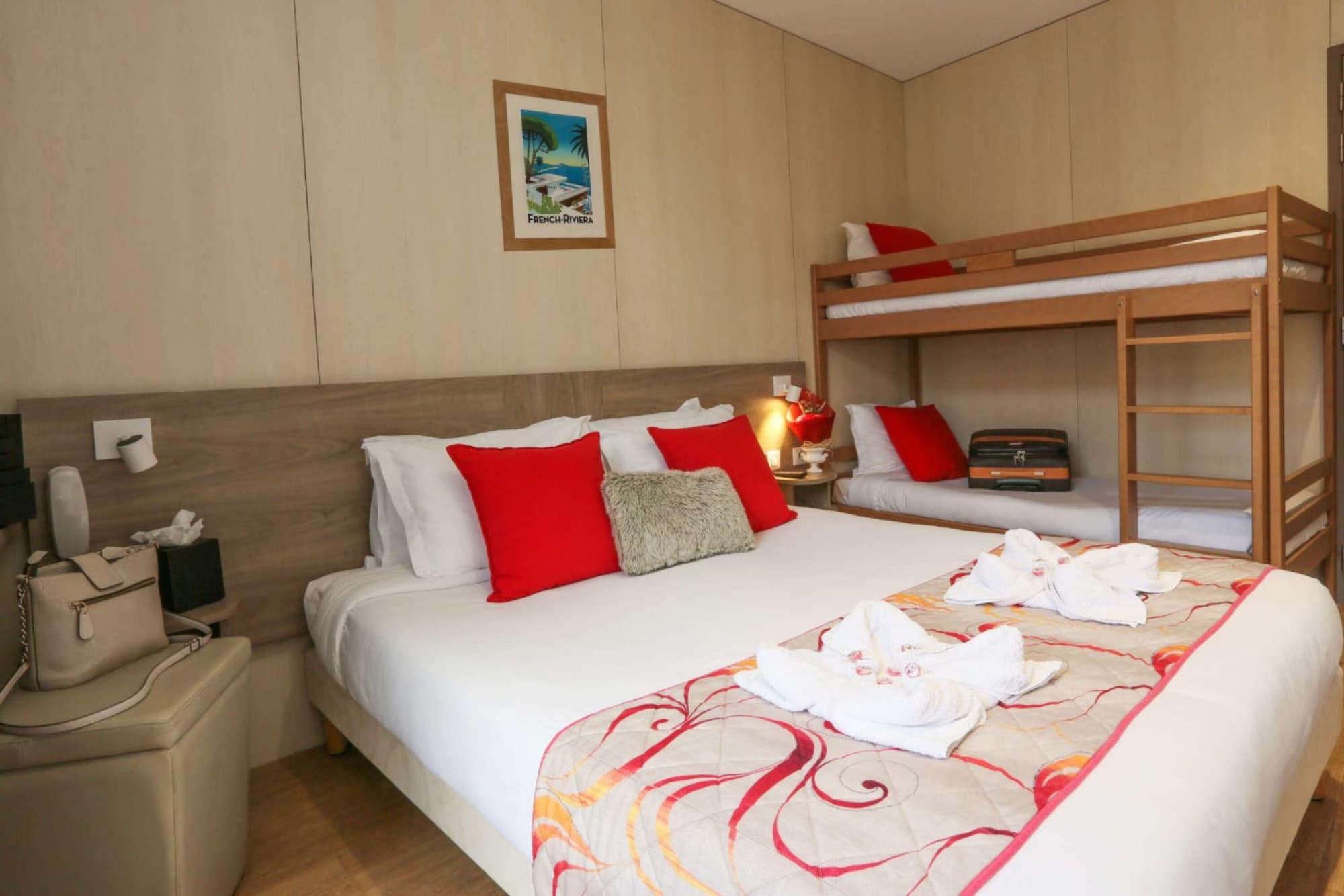 Brit Hotel Confort Le Revest Сен Максим Екстериор снимка