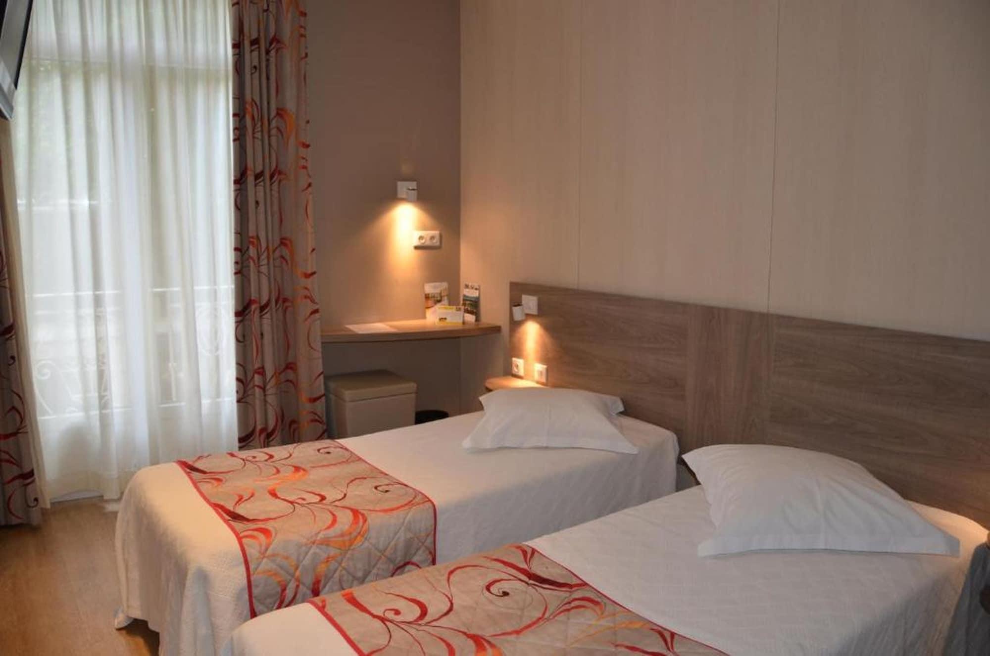 Brit Hotel Confort Le Revest Сен Максим Екстериор снимка