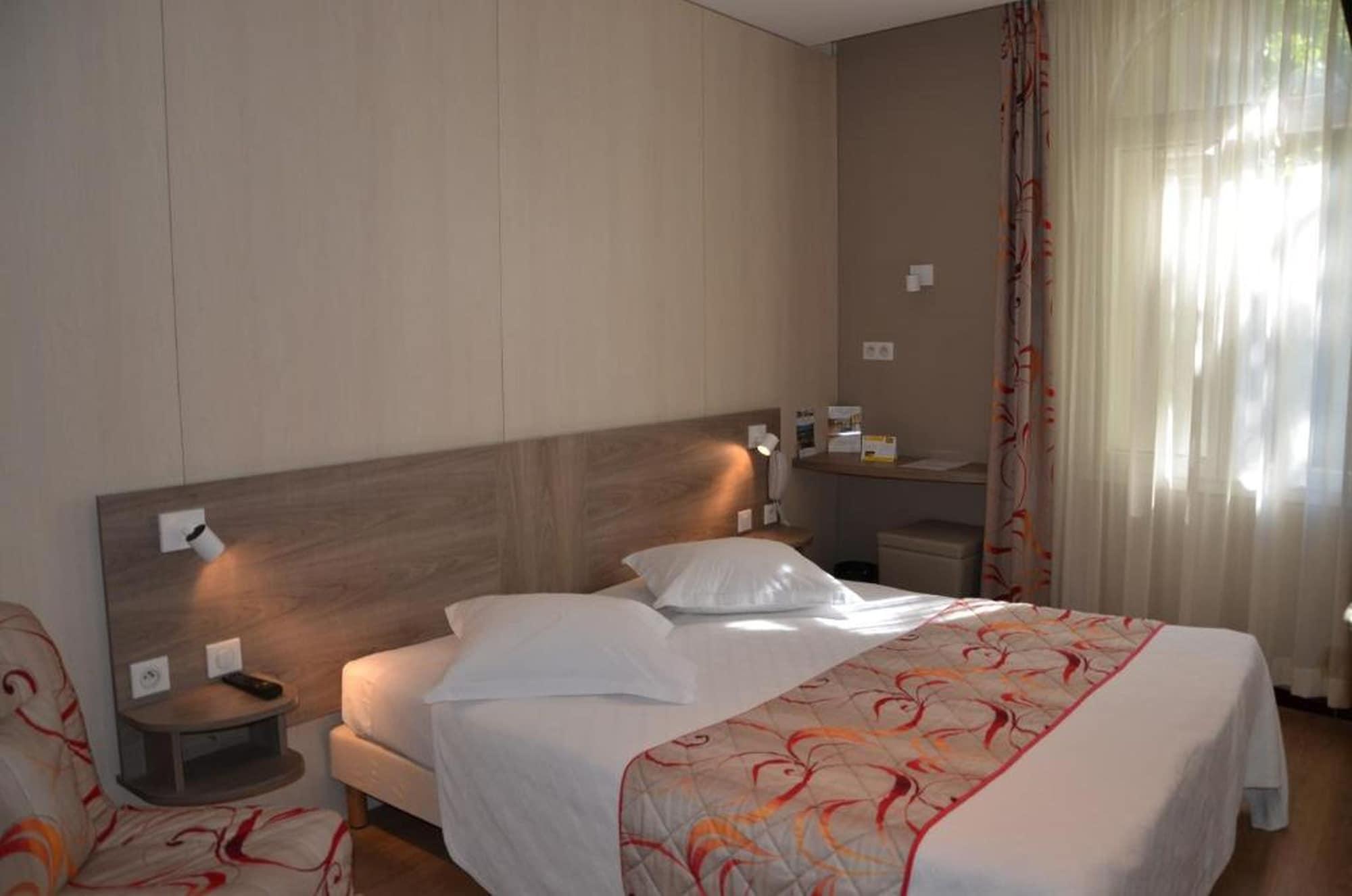 Brit Hotel Confort Le Revest Сен Максим Екстериор снимка