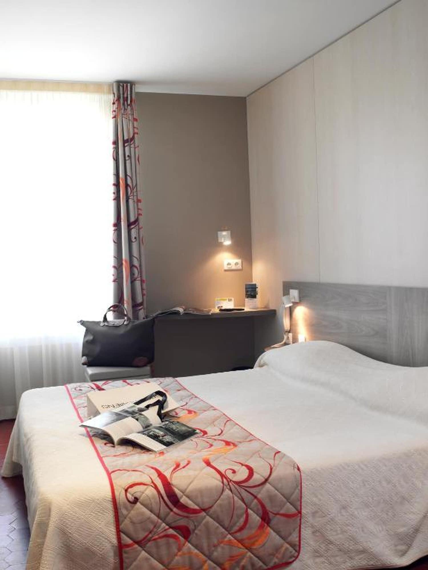 Brit Hotel Confort Le Revest Сен Максим Екстериор снимка