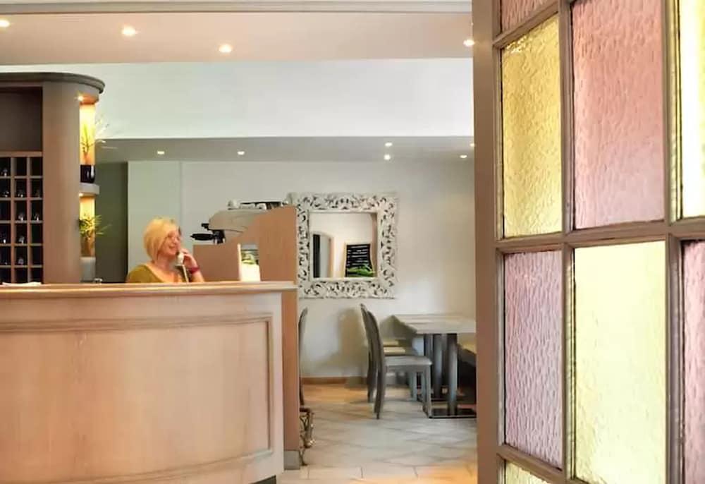Brit Hotel Confort Le Revest Сен Максим Екстериор снимка