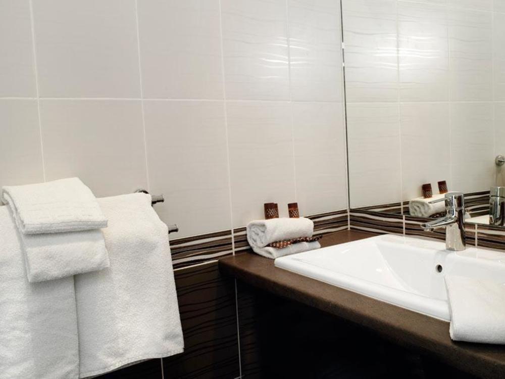 Brit Hotel Confort Le Revest Сен Максим Екстериор снимка